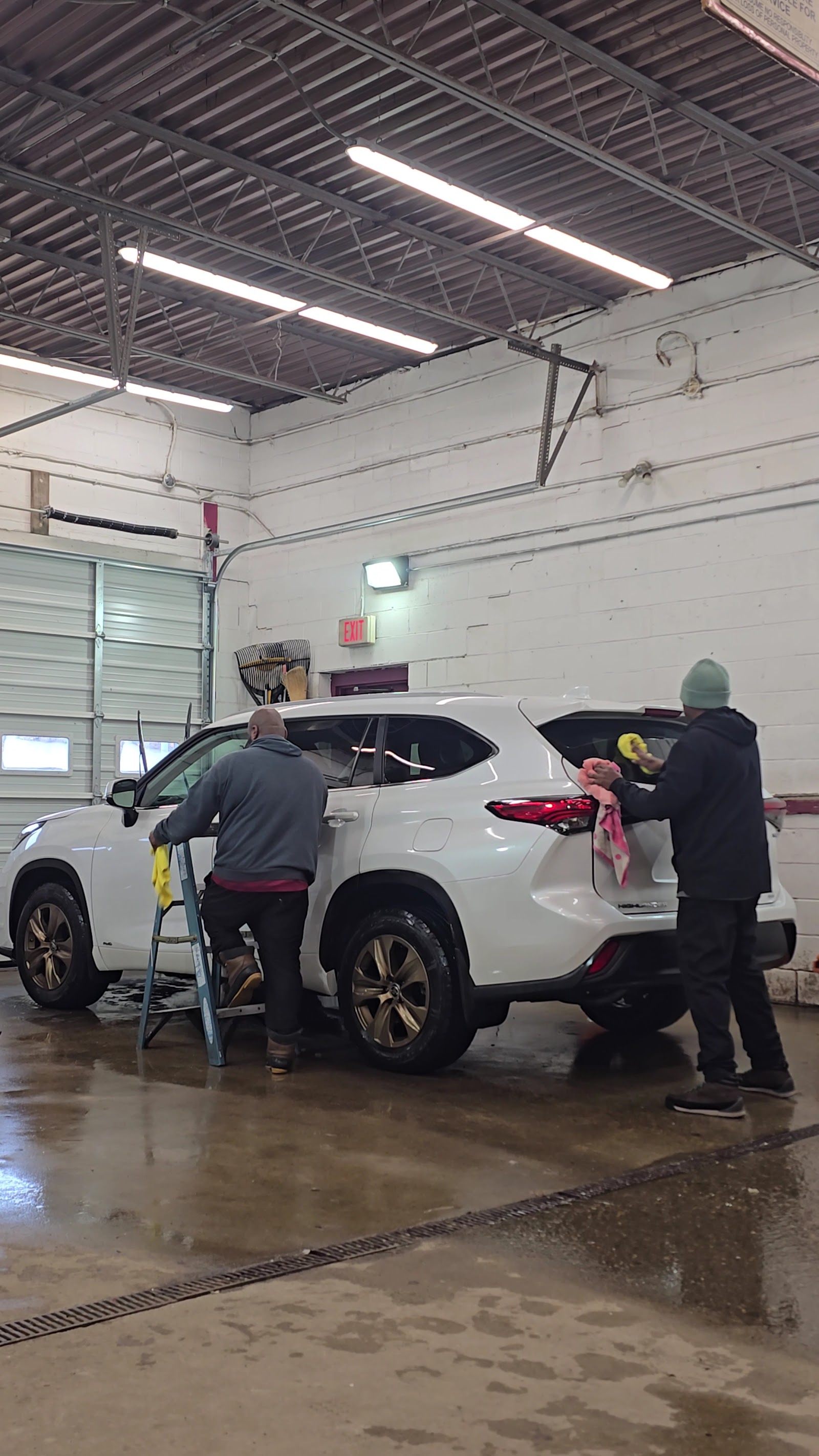 Edwina's Hand Car Wash & Deli — photo